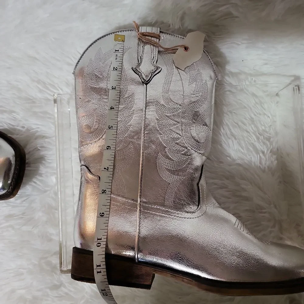 NWT SHYANNE SIZE 7 SHINY SILVER BOOTS! VEAGAN LEATHER,GORGEOUS